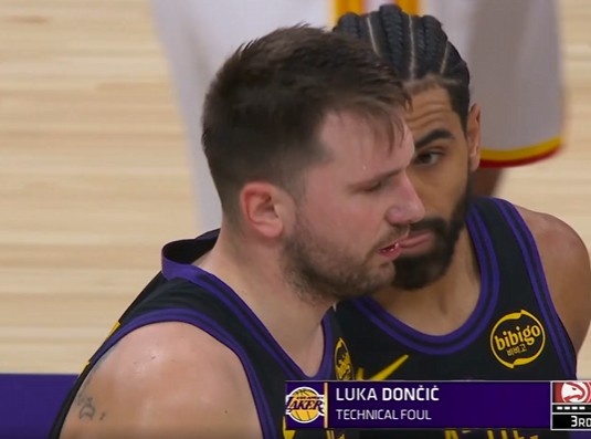 LPL Esports-有点浪！东契奇失误丢球反抢犯规 还赔上一个技犯